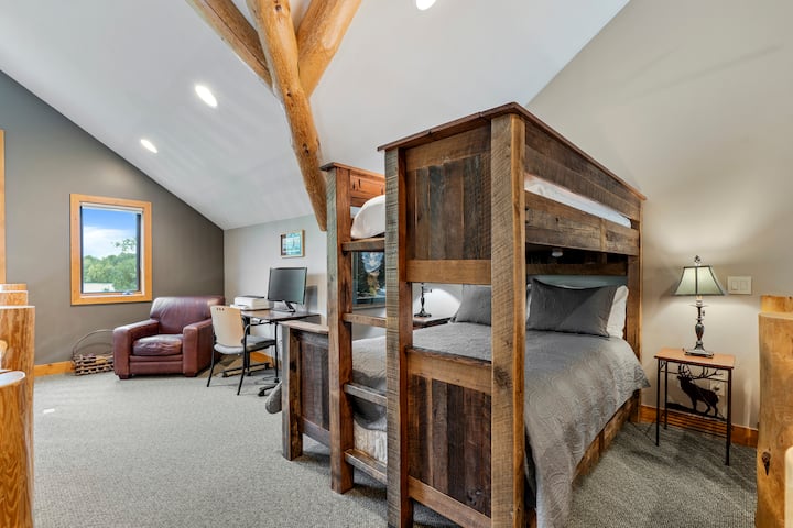 Køjeseng på loft (queensize-dobbeltseng med enkeltseng)