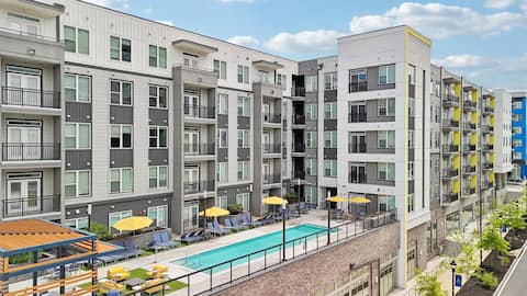 Popular Airbnb listing: Midtown Atlanta Apt: Pool, Garage, 4 Bedrooms! in Home Park