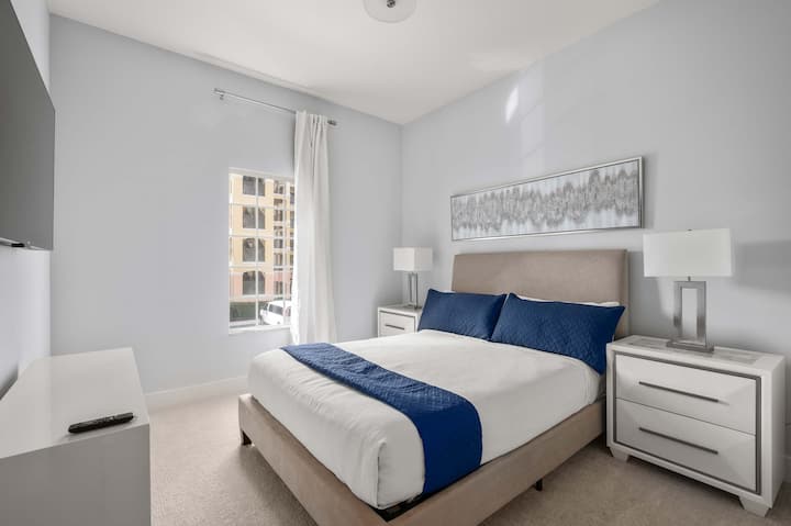 الديكور العصري والفراش المريح والألوان الرائعة تهيئ الأجواء للاسترخاء التام.