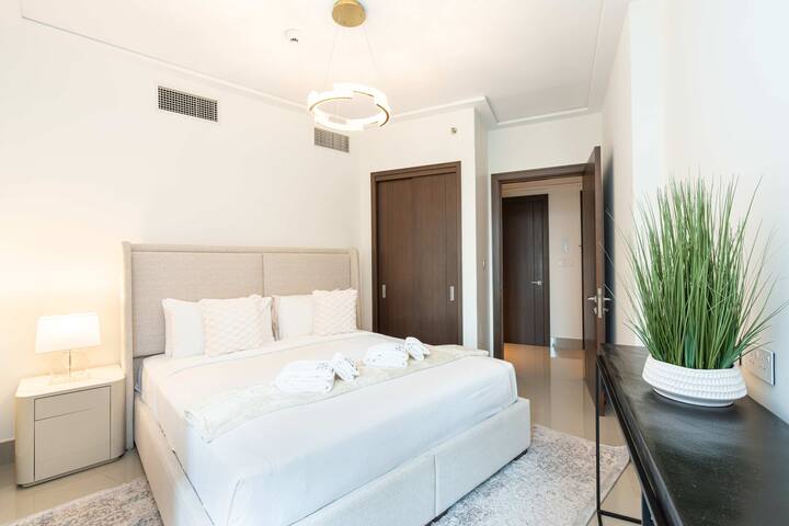 卧室2：尽情享受舒适的特大号床。 时尚的内置衣柜确保您的奢华衣柜保持井然有序。