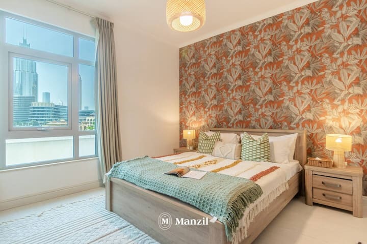 Გემოვნებით გაფორმებული მეორე საძინებელი ძლიერი შპალერით.