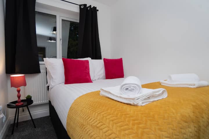 Manželská posteľ, ktorú je možné rozdeliť na dve samostatné postele, ponúka flexibilné možnosti spania, ktoré vyhovujú potrebám vašej skupiny.