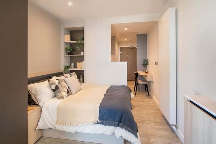 Modern Studio W/ Gym & Co-working : Staycozy - Croydon