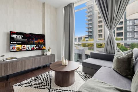 Top performing Airbnb: Sleek Sq 1 Downtown Condo | 4 beds + Parking in City Centre