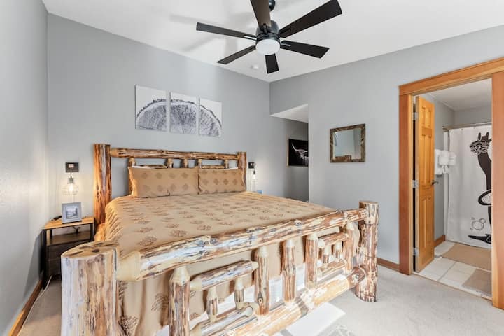 Çlodhu në dhomën tënde të rehatshme të gjumit me bukuri rustike, me mobilje druri të punuara me dorë dhe tone gri të qeta për net të qeta.