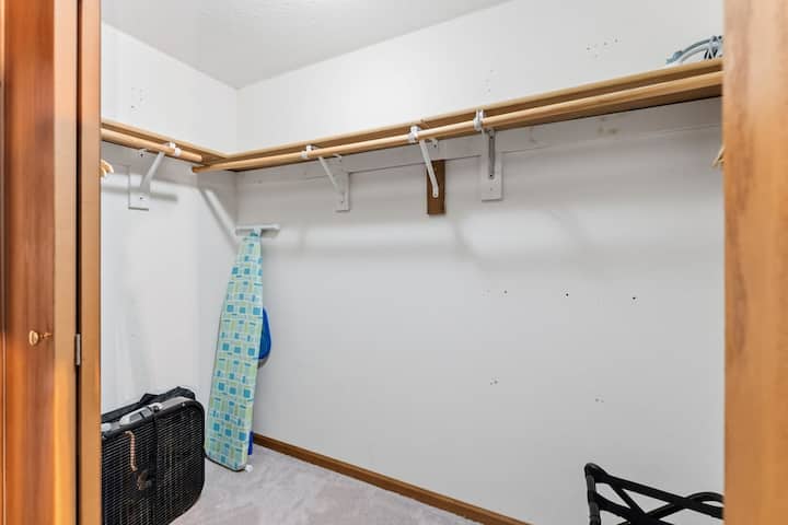 Dollapi i gjerë me dyer ofron shumë hapësirë për të varur dhe rafte për të gjitha gjërat e tua gjatë qëndrimit.