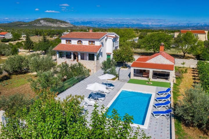 Apartment Lara With Shared Pool - Sukošan