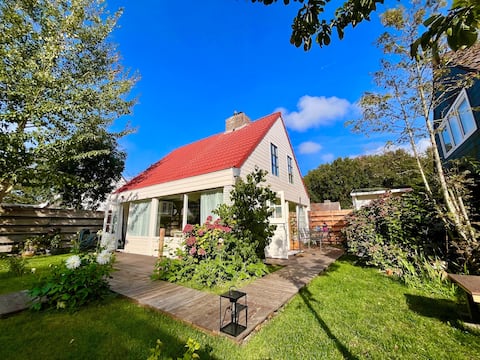 Popular Airbnb listing: Beautifully renovated house in Noordwijkerhout in Noordwijkerhout Buitengebied