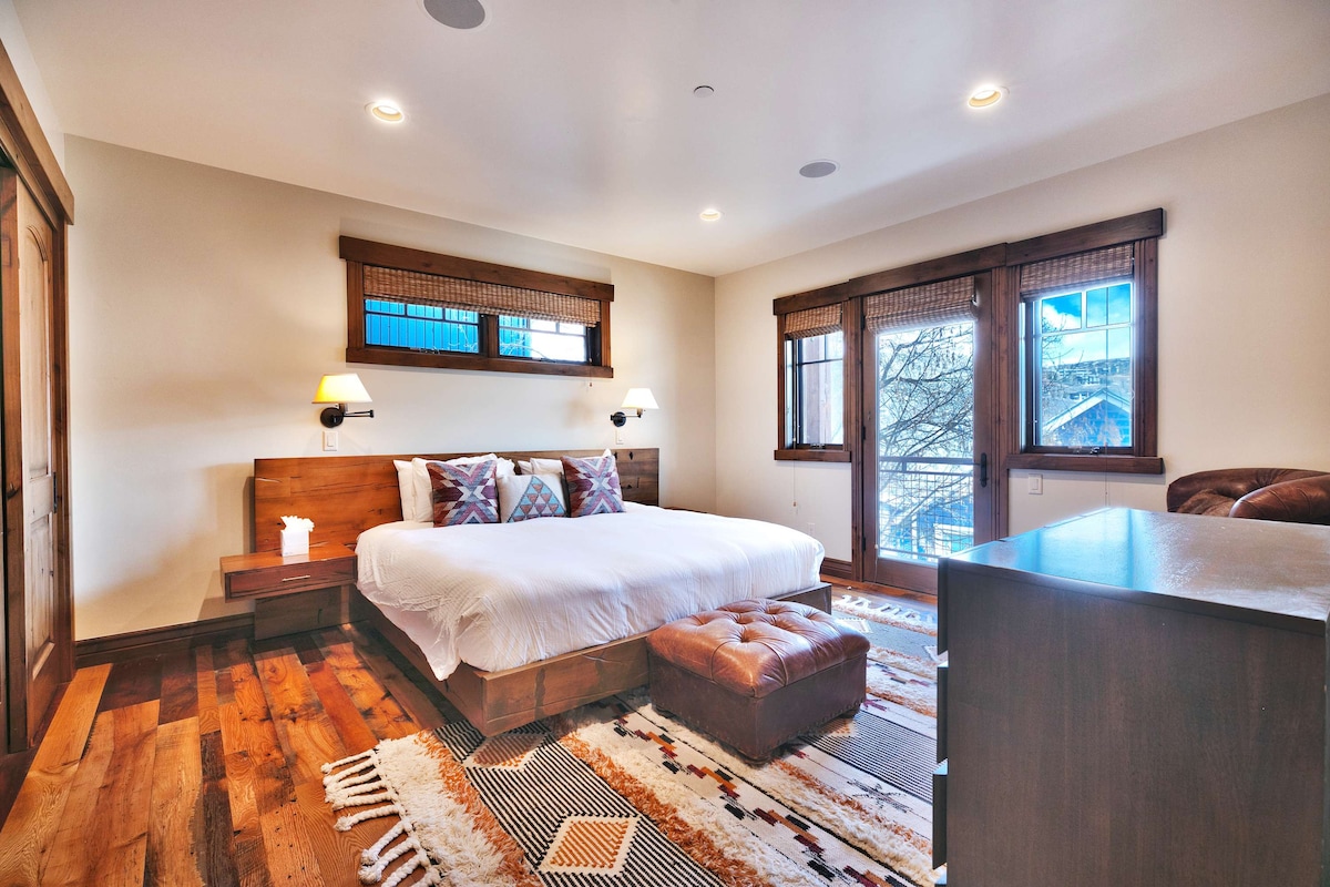 Bedroom 3 (lower floor): King bed, Smart TV, private balcony, mini-split A/C