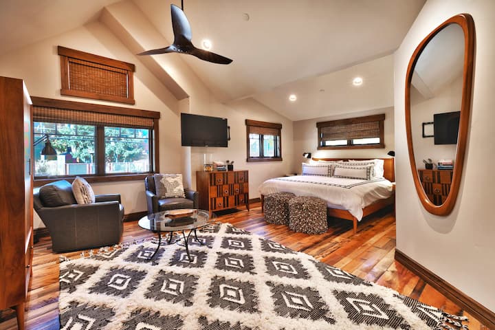 غرفة النوم 1 (الطابق العلوي): سرير كينج، تلفزيون ذكي، مكيف هواء صغير