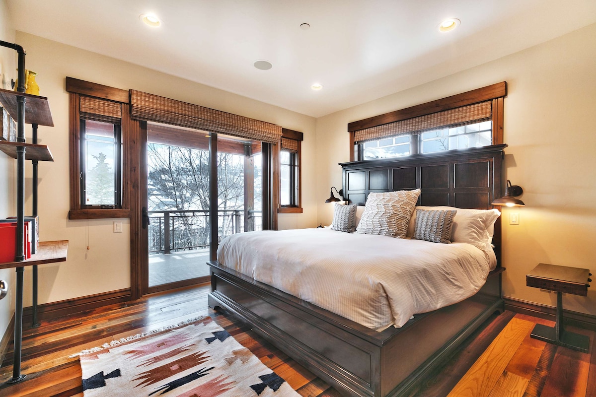 Bedroom 2 (lower floor): King bed, Smart TV, balcony access, mini-split A/C