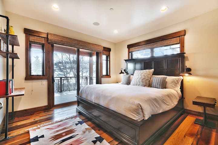 غرفة النوم 2 (الطابق السفلي): سرير كينج، تلفزيون ذكي، مدخل شرفة، مكيف هواء صغير