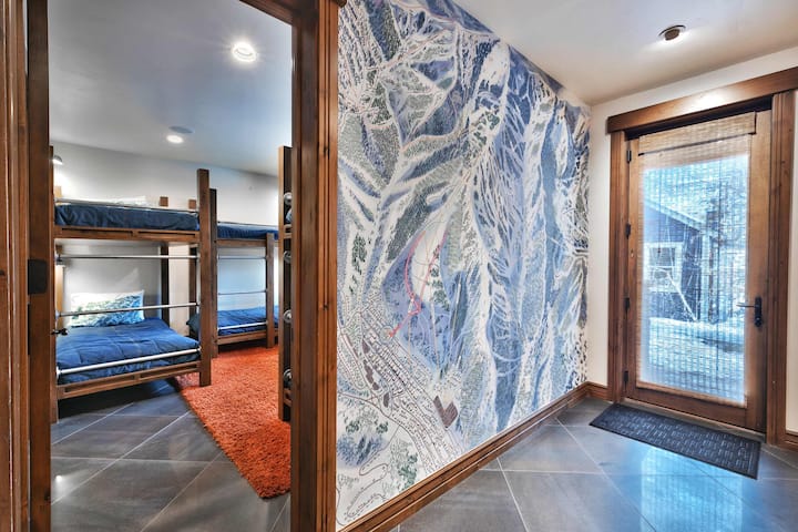 جدارية جبلية خارج غرفة السرير. 