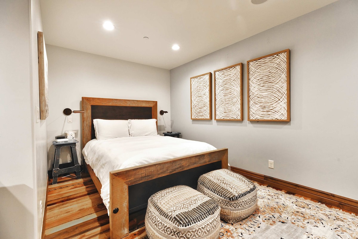 Bedroom 4 (lower floor): Queen bed, Smart TV, mini-split A/C