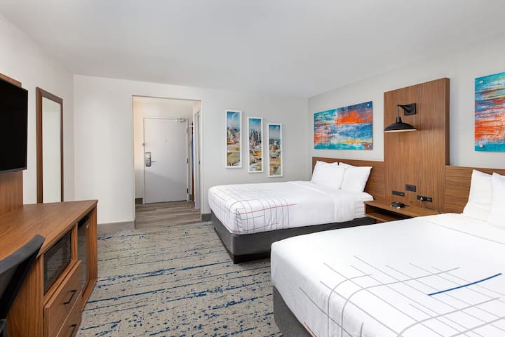 La Quinta Nashville Airport| Spacious Family Room - Nashville, TN
