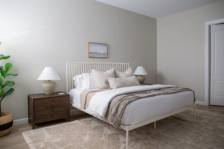 Chumba cha Kulala cha King na Bafu Kamili la Ndani