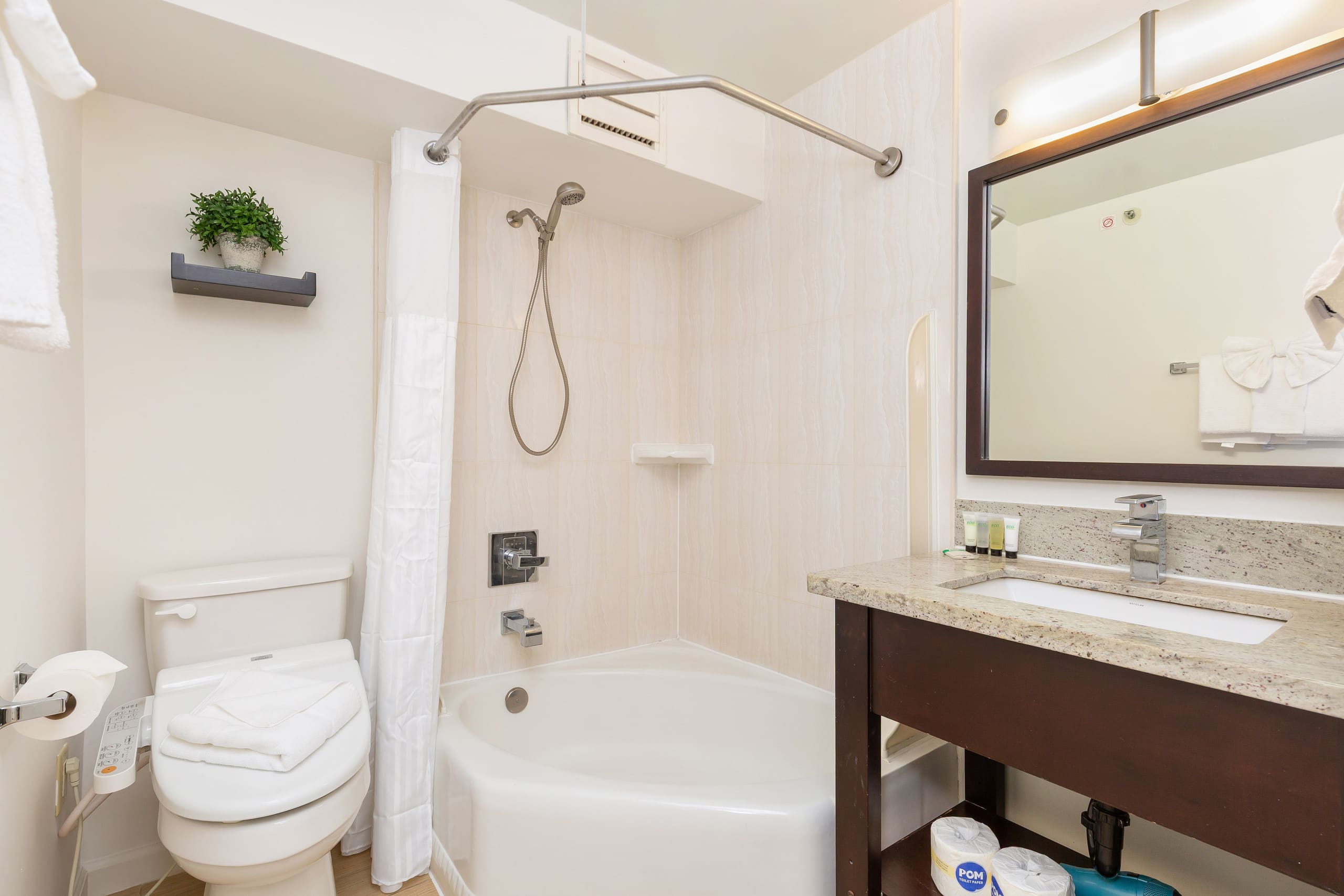 Condo in Honolulu · ★5.0 · 1 bedroom · 2 beds · 1 private bath - Image 18
