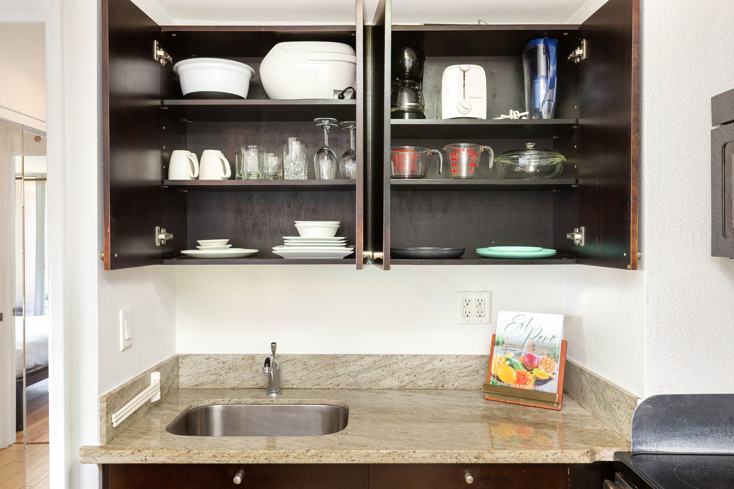 Condo in Honolulu · ★5.0 · 1 bedroom · 2 beds · 1 private bath - Image 12