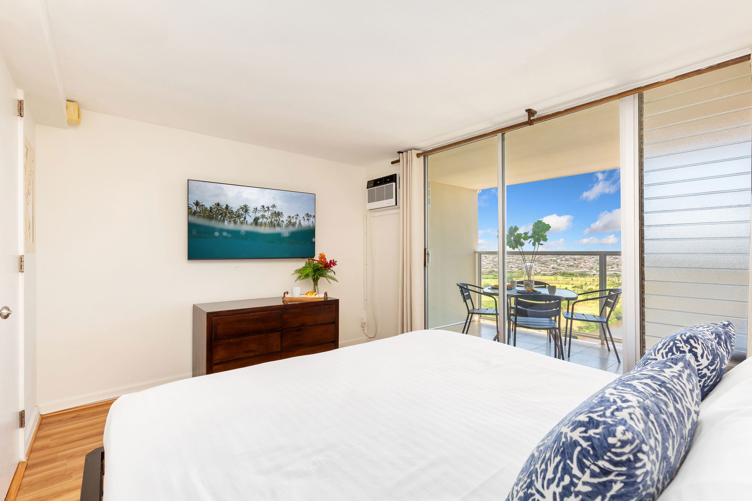 Condo in Honolulu · ★5.0 · 1 bedroom · 2 beds · 1 private bath - Image 14