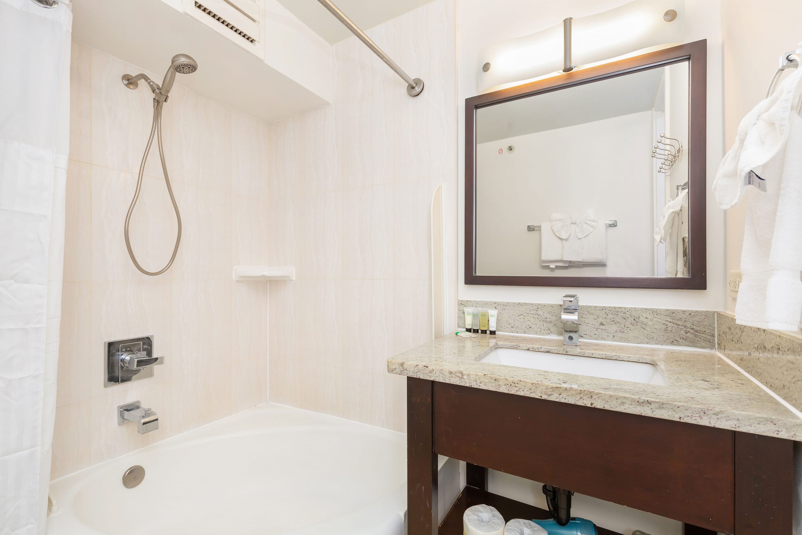 Condo in Honolulu · ★5.0 · 1 bedroom · 2 beds · 1 private bath - Image 19
