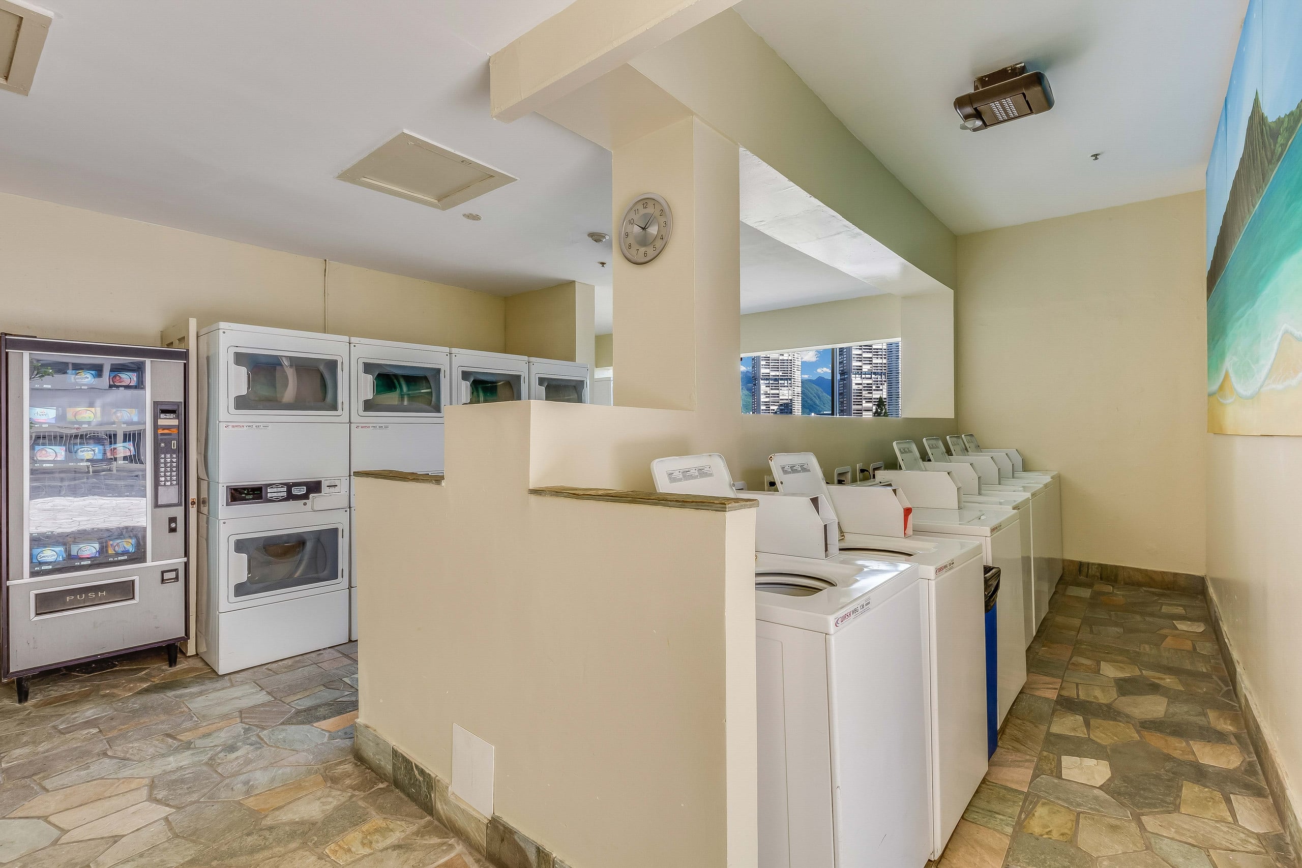 Condo in Honolulu · ★5.0 · 1 bedroom · 2 beds · 1 private bath - Image 24