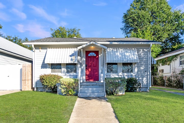 Red Door Bungalow, New Downtown Listing! - Pensacola, FL