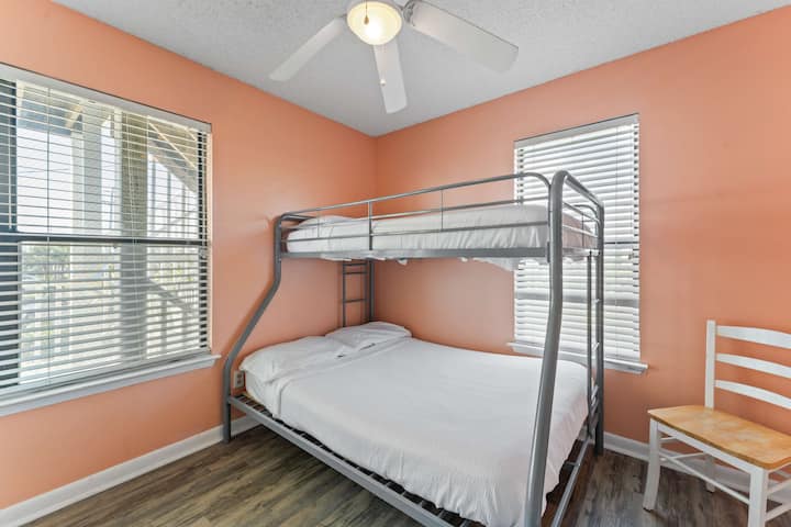 בחדר השינה השני יש מיטות קומתיים עם מיטת יחיד מעל מיטת זוגית.  יש גם טלוויזיה בכבלים.