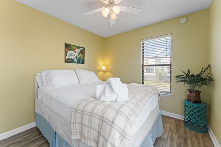 בסוויטה הראשית יש מיטת קווין סייז וחדר רחצה מלא.