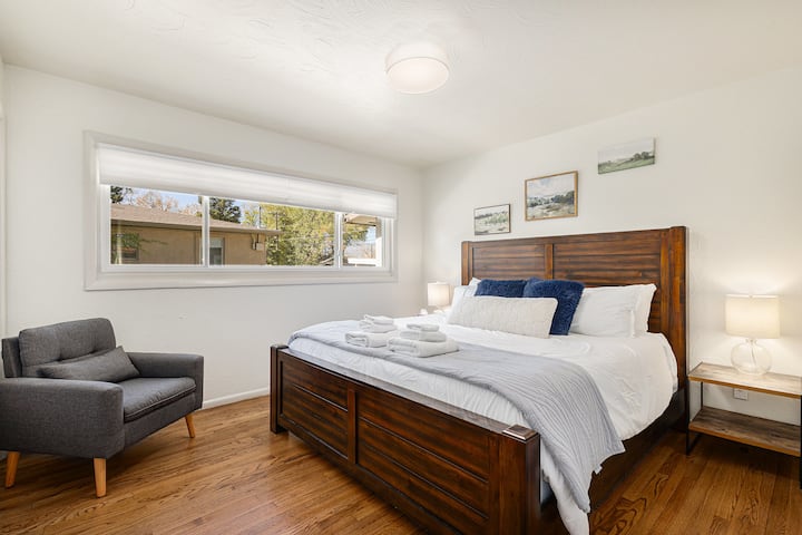 Прва спална соба: има удобен брачен кревет (широк 180 – 220 см), топли детали и природна светлина за одмор.