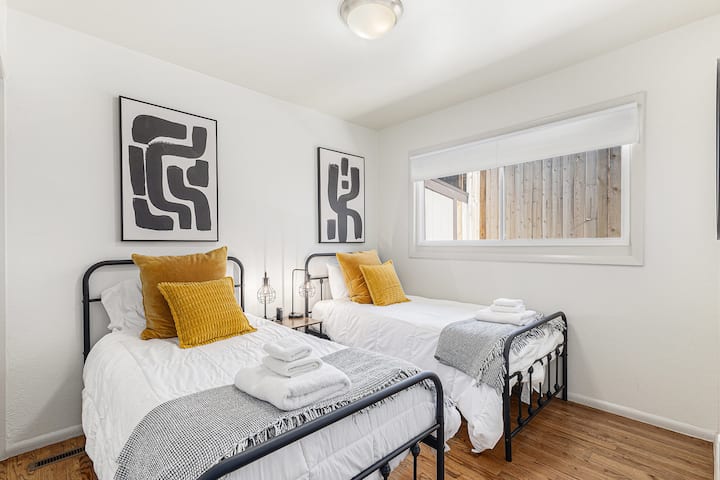 Трета спална соба: два одделни кревета, совршени за семејства или пријатели кои патуваат заедно.