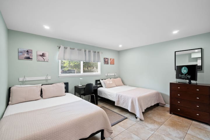 La habitación grande para huéspedes cuenta con 2 camas queen, luz nocturna, un escritorio pequeño, un televisor de pantalla plana con cable y Wi-Fi.