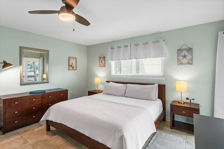 Amplia suite principal extragrande con mucha luz natural y una lujosa cama tamaño king. Tocador para tus artículos personales, mesa y lámpara a cada lado de la cama.