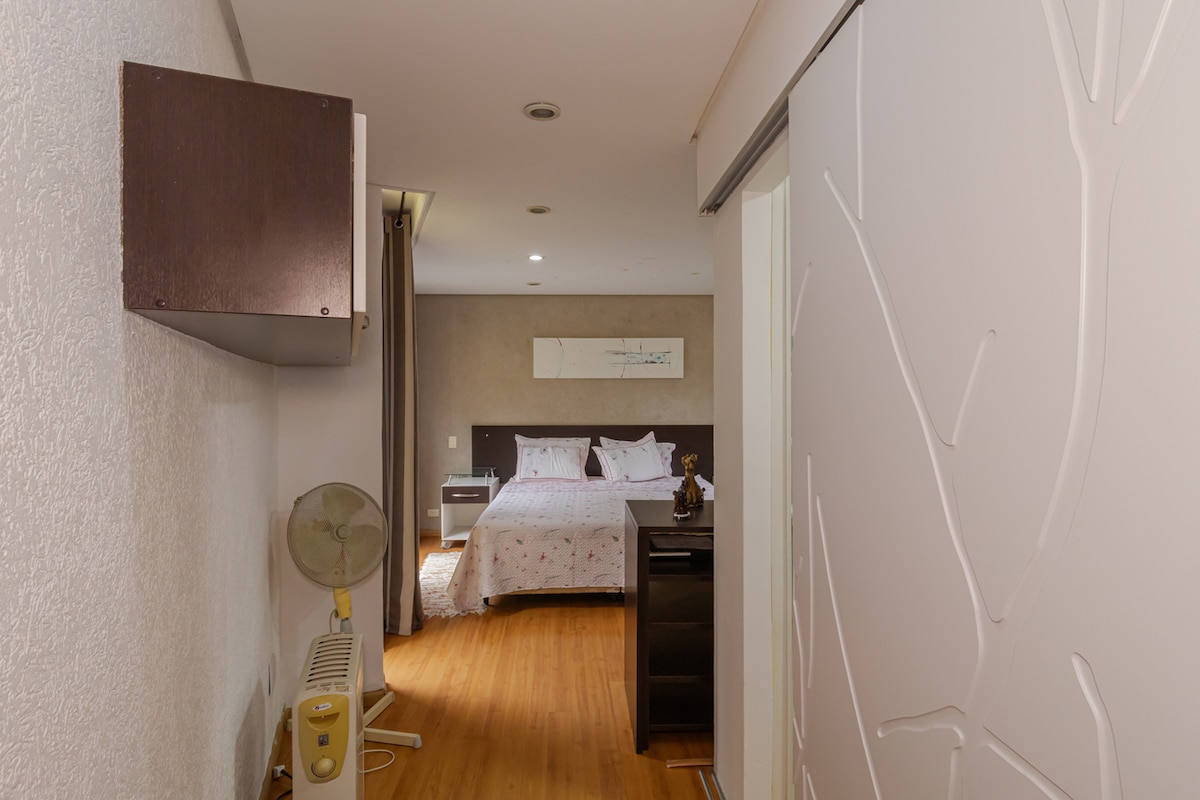 חדר גדול ומאוורר היטב לנוחיותכם