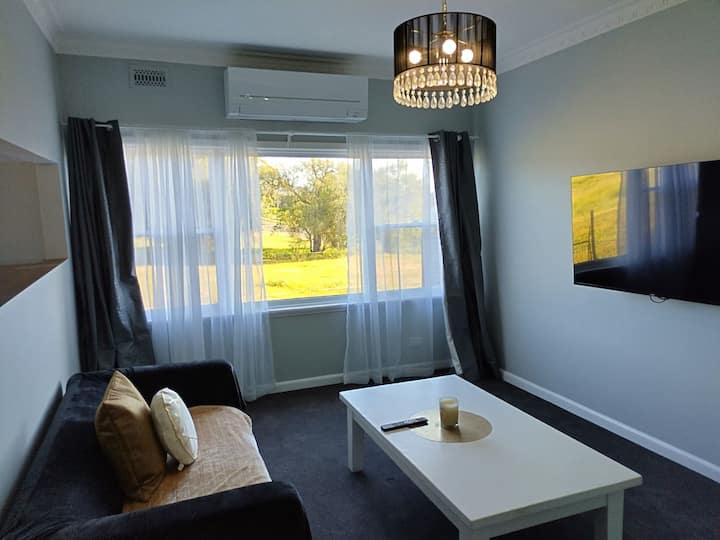House+large Bungalow+wifi+netflix+3 Office Desk - Stawell
