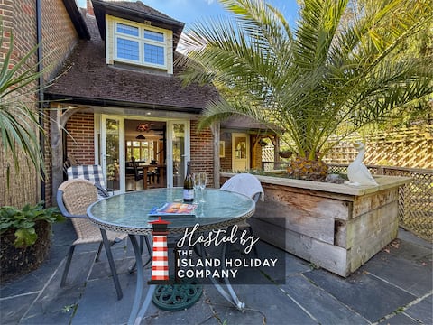 Squirrel Haven | Rural Dog Friendly Opt Hot Tub