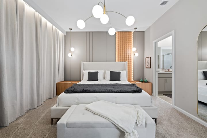 Po dni plnom zábavy v parkoch si oddýchnite v štýlových, vysokokvalitných lôžkach.