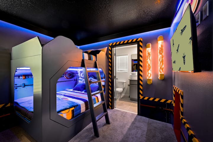 Ponorte sa do mánie Mimoni, kde izbu zaplní neplecha a chichotanie!