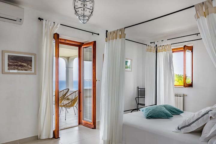 Uno de los dormitorios dobles en suite con vistas al mar y acceso a la terraza (dormitorio 1).