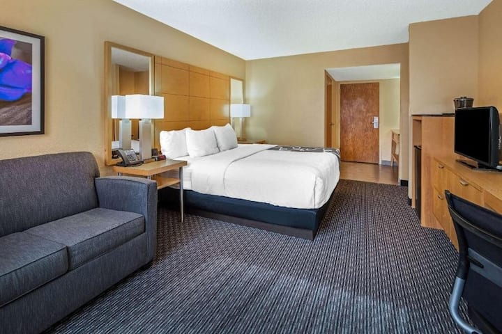 King Bed | La Quinta Naples Downtown | Free Bfast - Naples
