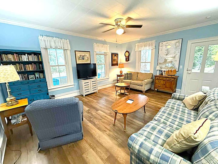 The Farmhouse With Beach - 5 Bdrms/2bths - Kelleys Island, OH