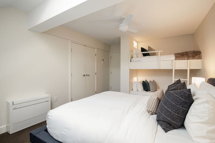 Ikatlong Kuwarto - (sa itaas) Queen bed at Twin Bunk bed, dressing table at aparador para sa pagtatabi.