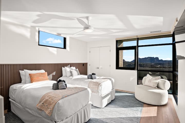 ห้องนอน 3 เตียงเดี่ยวขนาดใหญ่ 2 เตียงซึ่งสามารถเปลี่ยนเป็นเตียงคิงไซส์ได้ ทีวีขนาด 55"