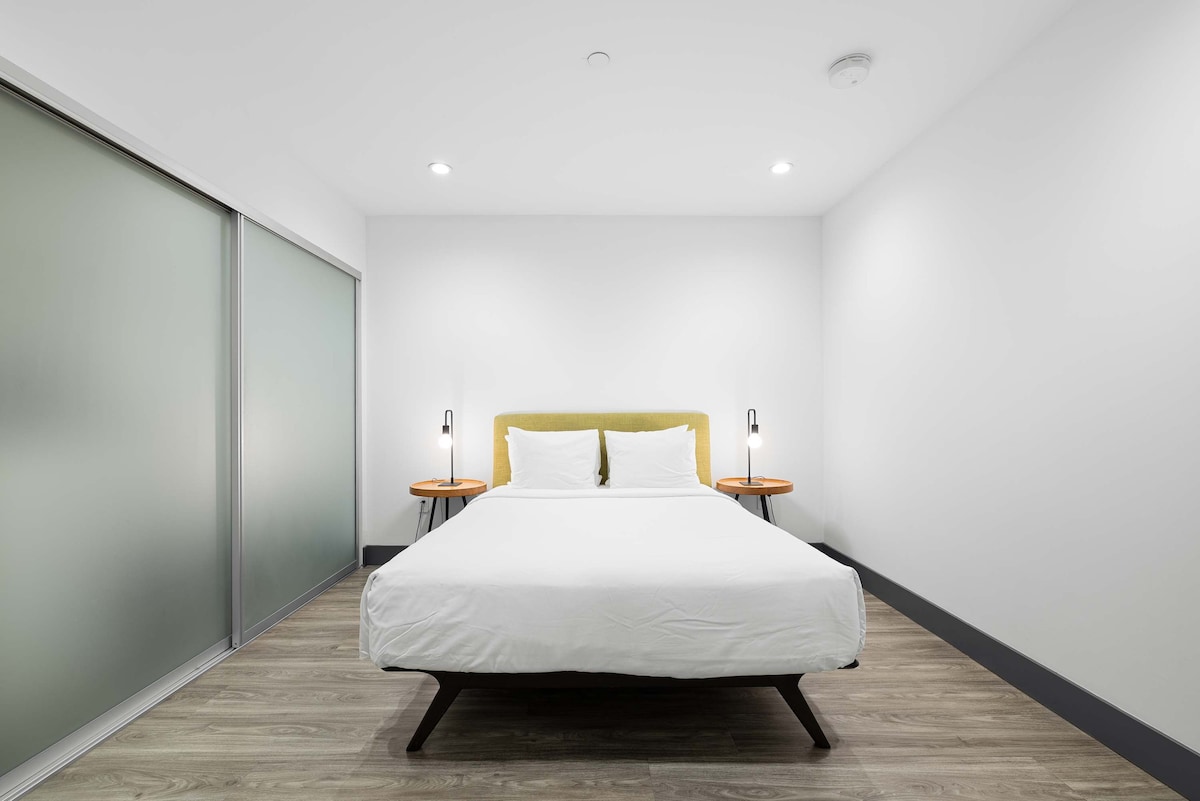 בחדר השינה יש מיטת קווין סייז מפוארת עם מצעים קטיפה, ארון מרווח ופרטיות מלאה לשינה רגועה.