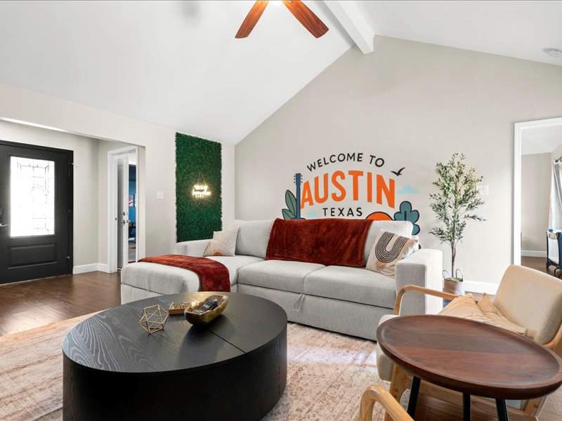 תוכלו להירגע בסלון המדהים הזה עם מיטת קווין סייז נפתחת 