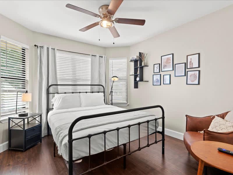 חדר אורחים עם מיטת קווין סייז 