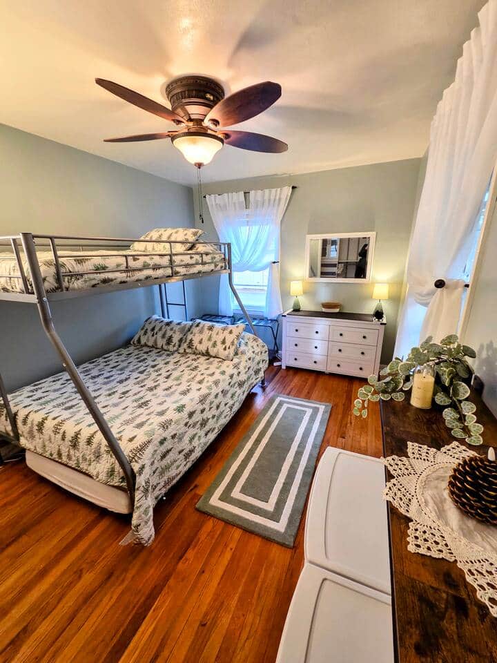 Spálňa 3, vhodná pre deti, s plnohodnotnou spodnou posteľou, hornou posteľou pre jednu osobu a vysúvacou posteľou pre jednu osobu 