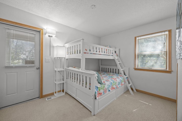 Средно ниво: кревет на спрат со две единечни кревети и дополнителен кревет на извлекување