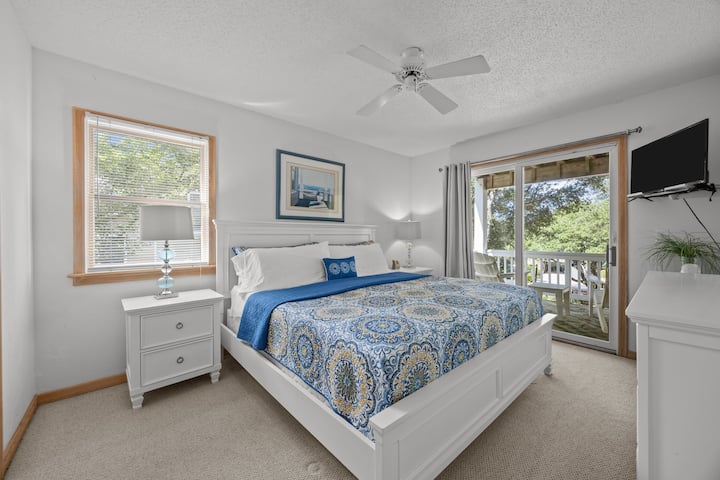 Средно ниво: спална соба со брачен кревет (широк 180 – 200 см)