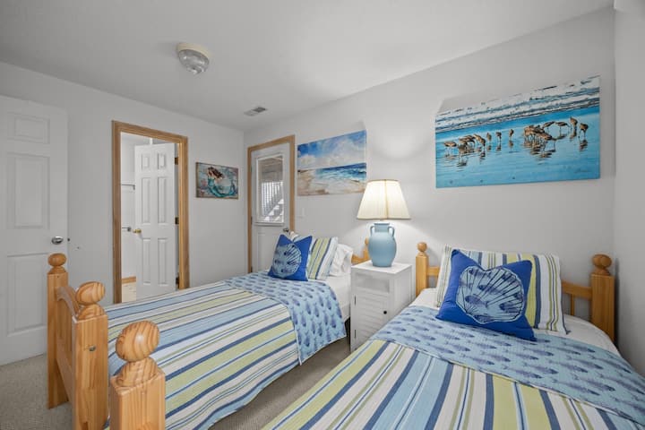 Долен кат: спална соба со 2 единечни кревета