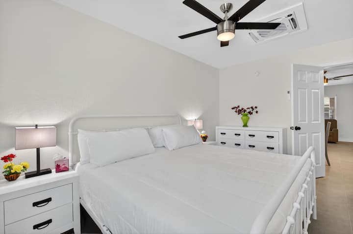 Pokojná spálňa s manželskou posteľou King, mäkkými textúrami a relaxačnou atmosférou